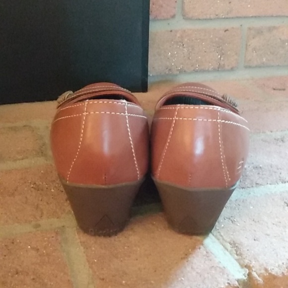 Skecher's Tan Leather Wedges - Picture 3 of 7